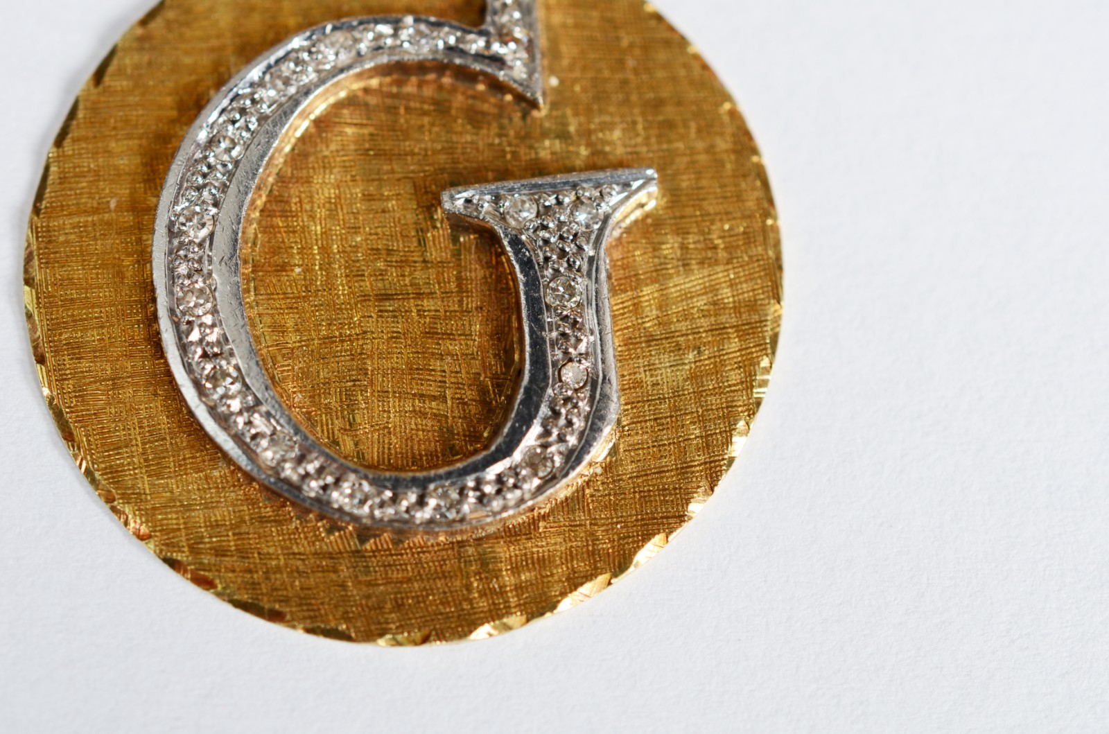 Pendente de ouro 18 k com a letra "G". (Por motivos de seguranças as... - foto 2 de 4