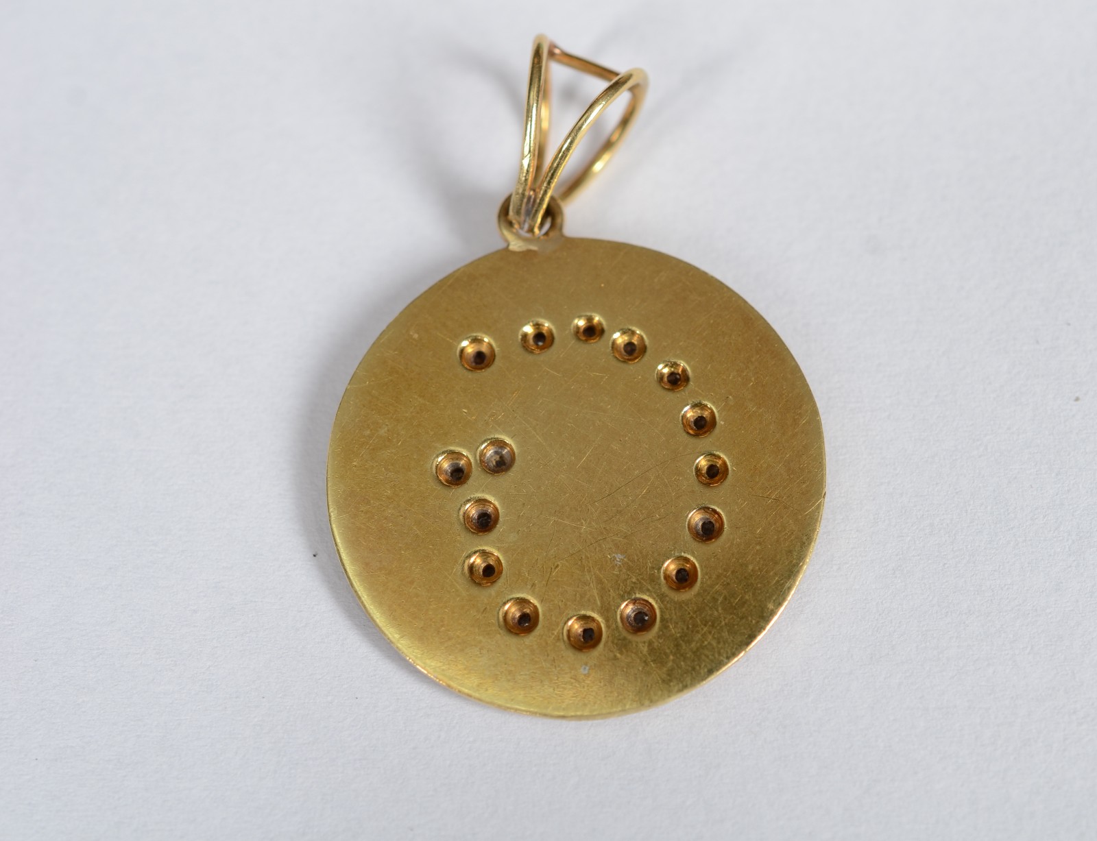 Pendente de ouro 18 k com a letra "G". (Por motivos de seguranças as... - foto 3 de 4
