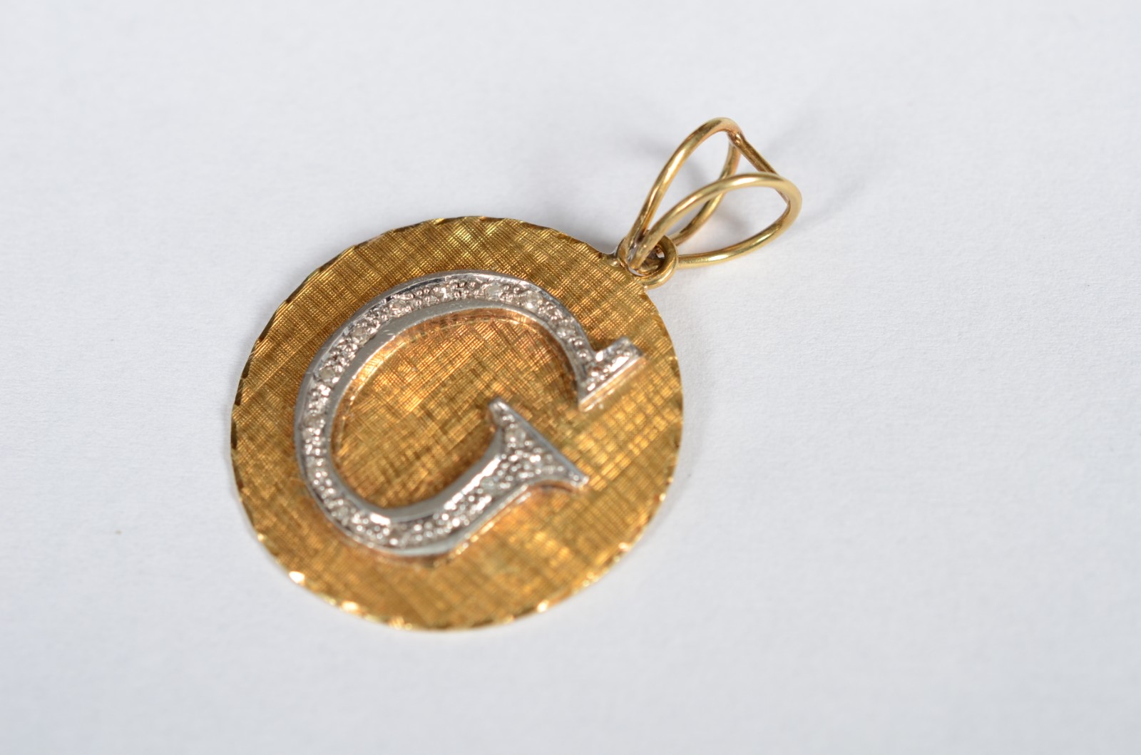 Pendente de ouro 18 k com a letra "G". (Por motivos de seguranças as... - foto 4 de 4