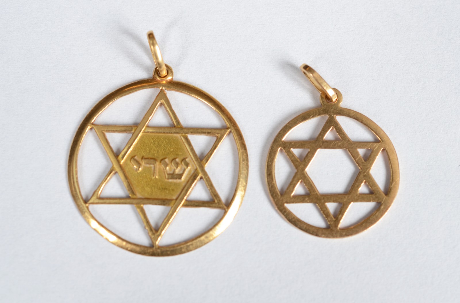 Dois pendentes "Estrela de Davi" de ouro 18 k. (Por motivos de... - foto 1 de 4