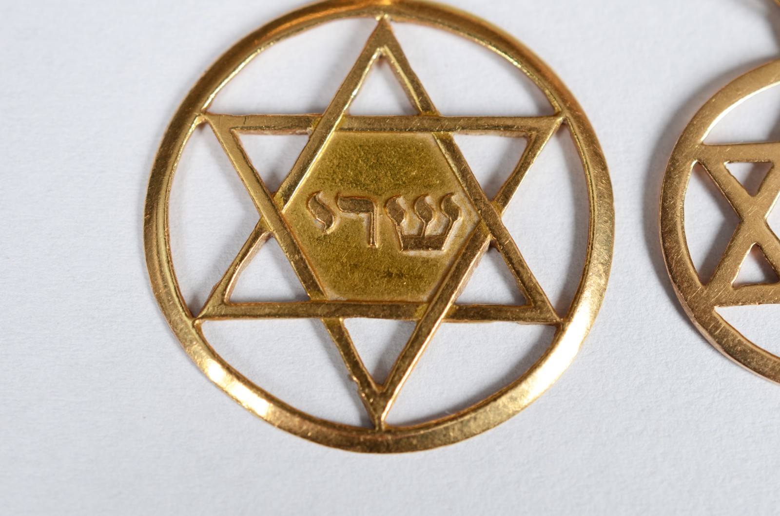 Dois pendentes "Estrela de Davi" de ouro 18 k. (Por motivos de... - foto 2 de 4
