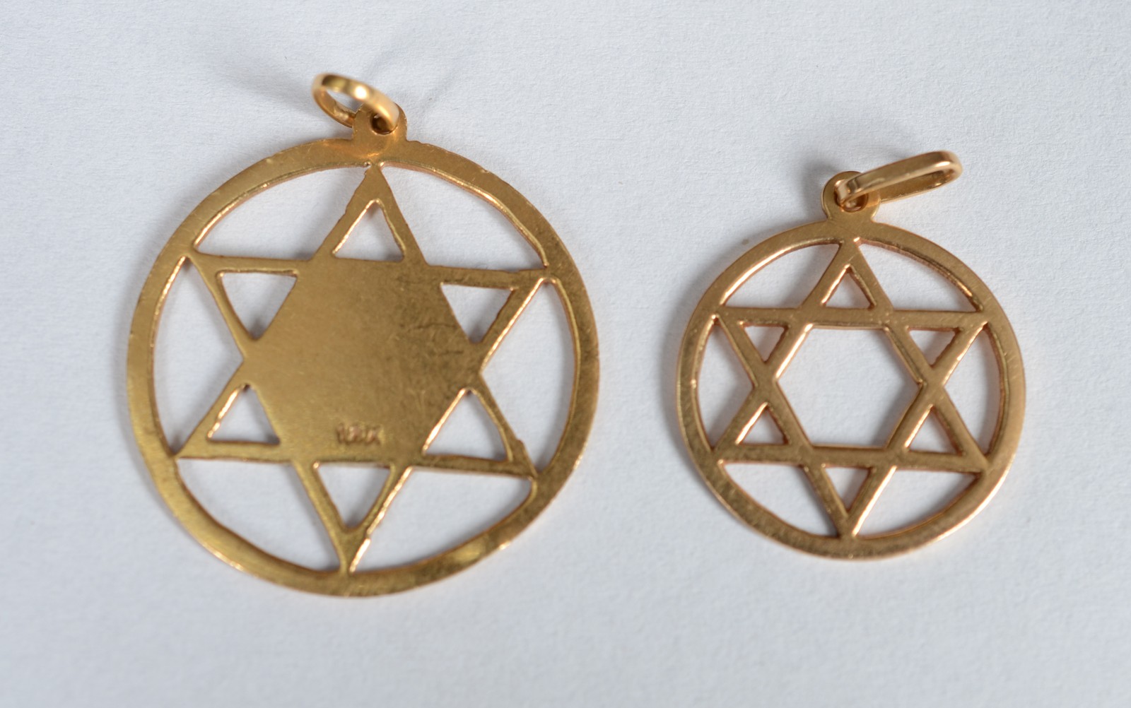 Dois pendentes "Estrela de Davi" de ouro 18 k. (Por motivos de... - foto 3 de 4