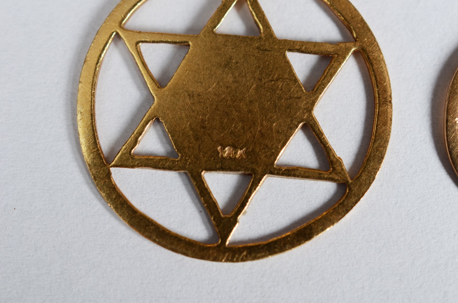 Dois pendentes "Estrela de Davi" de ouro 18 k. (Por motivos de... - foto 4 de 4