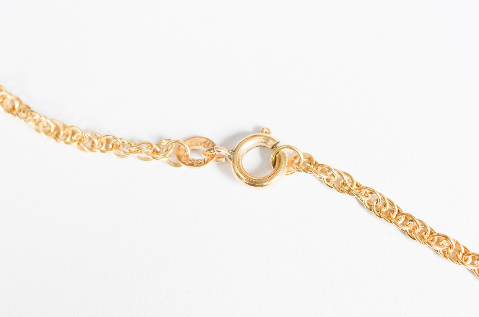 Cordão com pendente de ouro 18 k, contraste 750. (Por motivos de... - foto 4 de 7