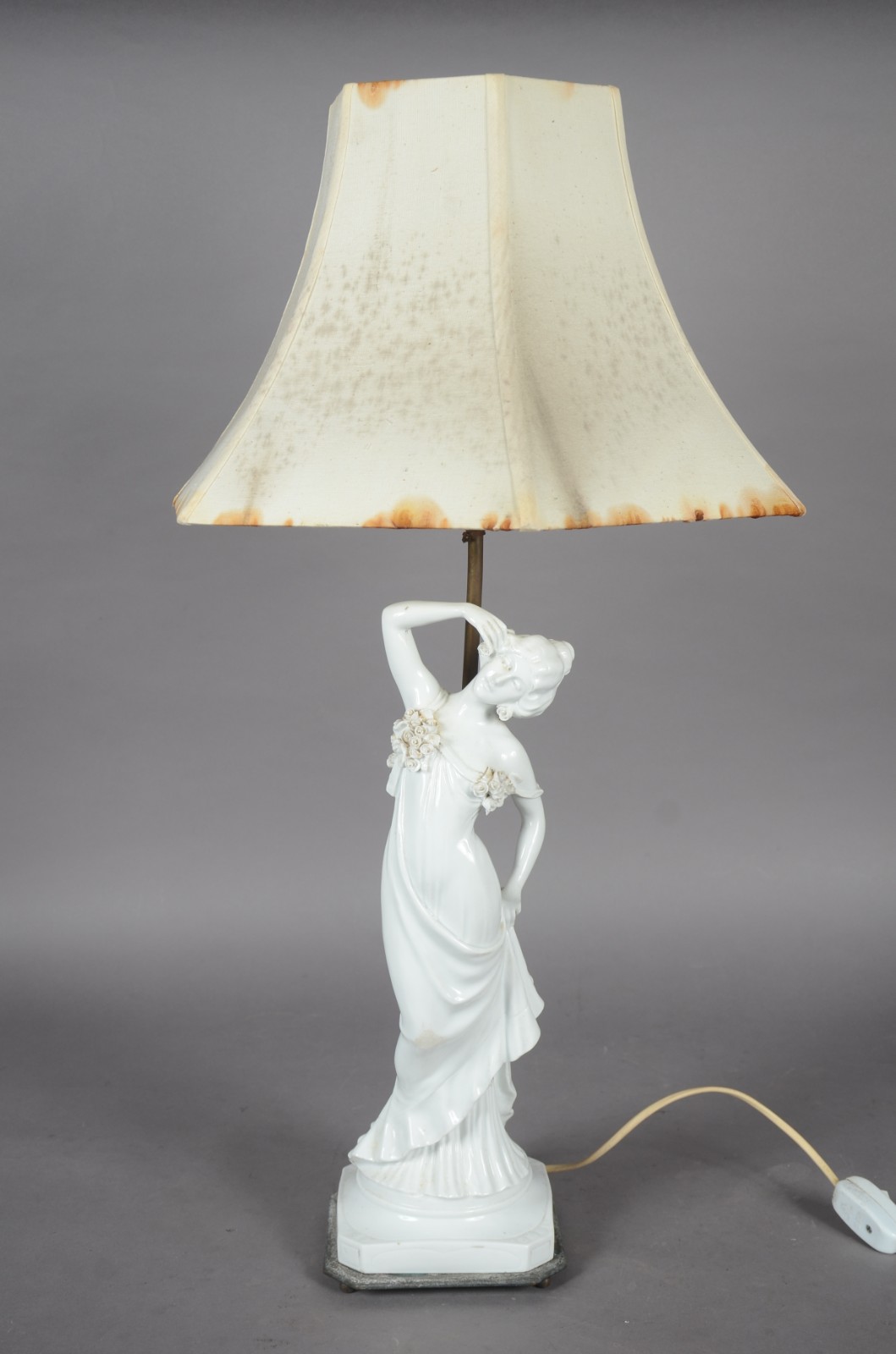 Abatjour de porcelana branca na forma de figura feminina com flores... - foto 2 de 10