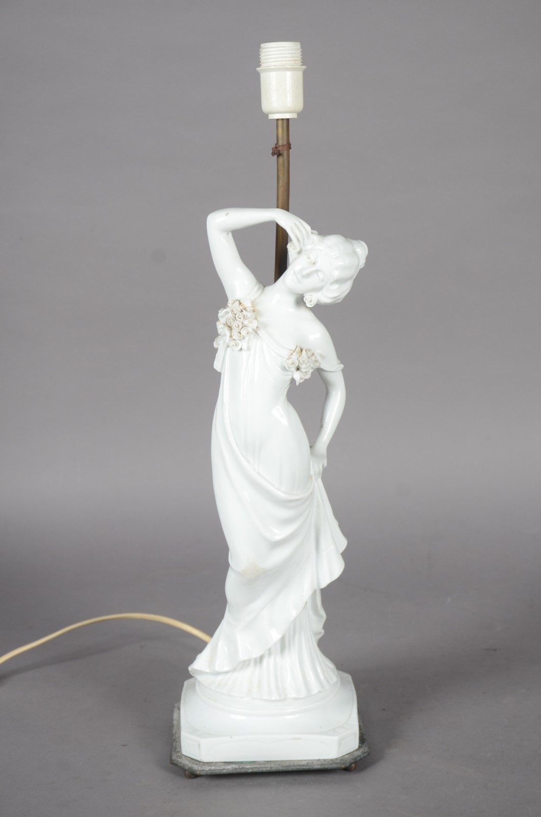 Abatjour de porcelana branca na forma de figura feminina com flores... - foto 1 de 10