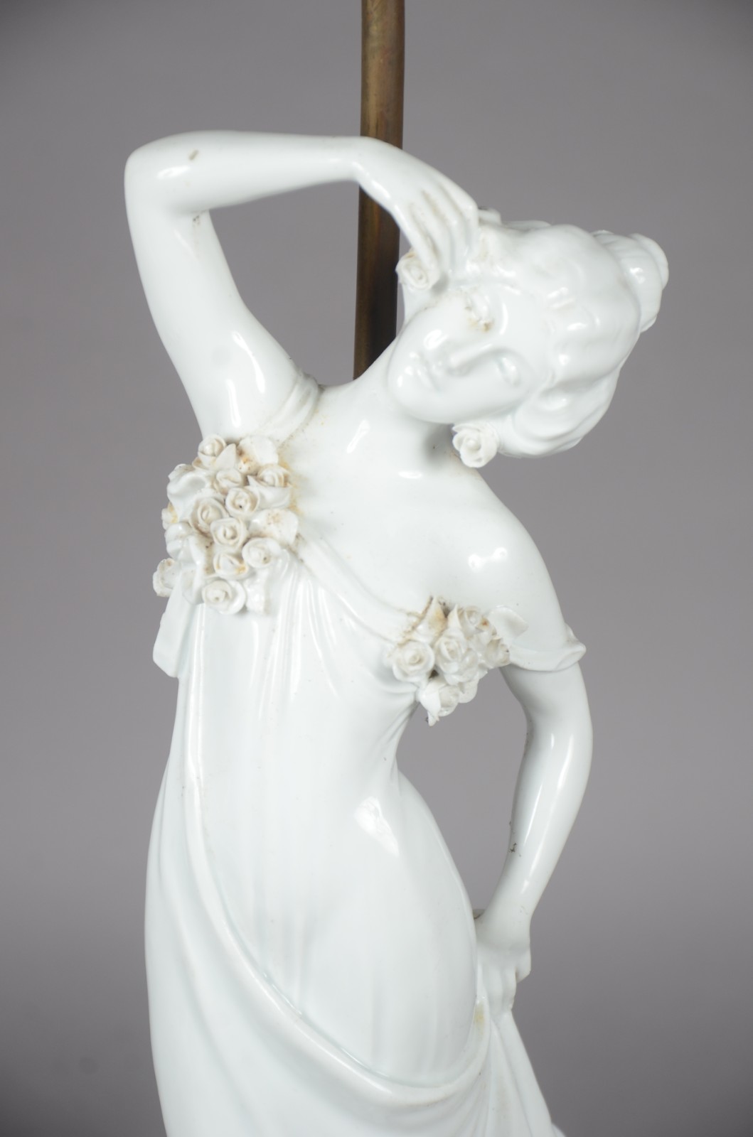 Abatjour de porcelana branca na forma de figura feminina com flores... - foto 3 de 10