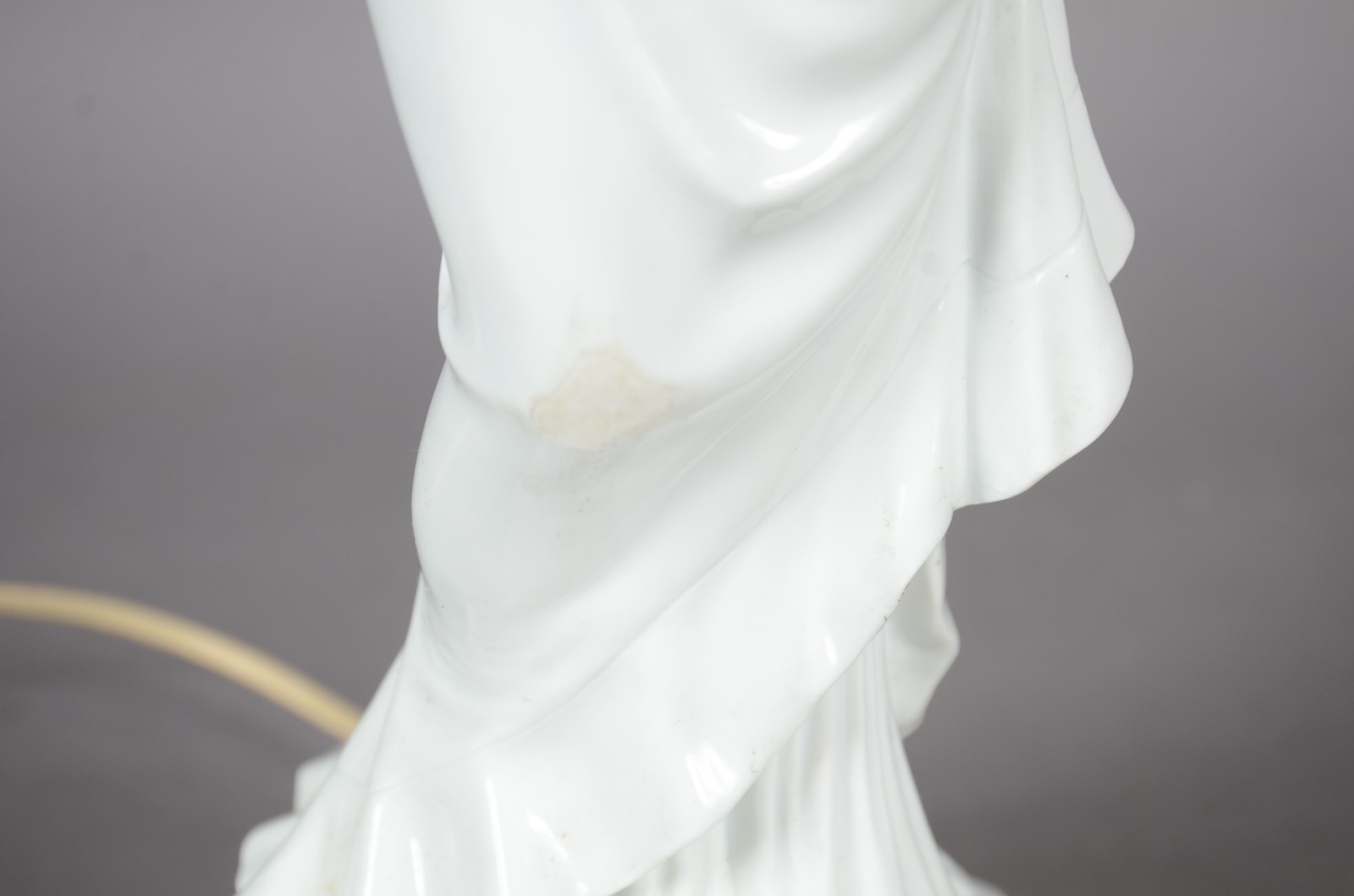 Abatjour de porcelana branca na forma de figura feminina com flores... - foto 4 de 10