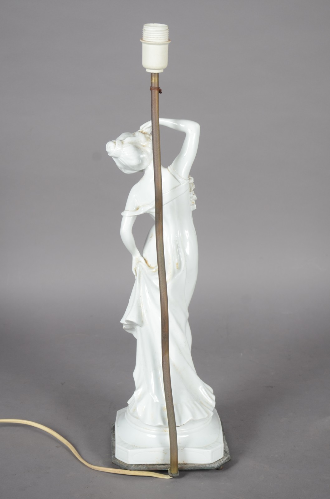 Abatjour de porcelana branca na forma de figura feminina com flores... - foto 5 de 10