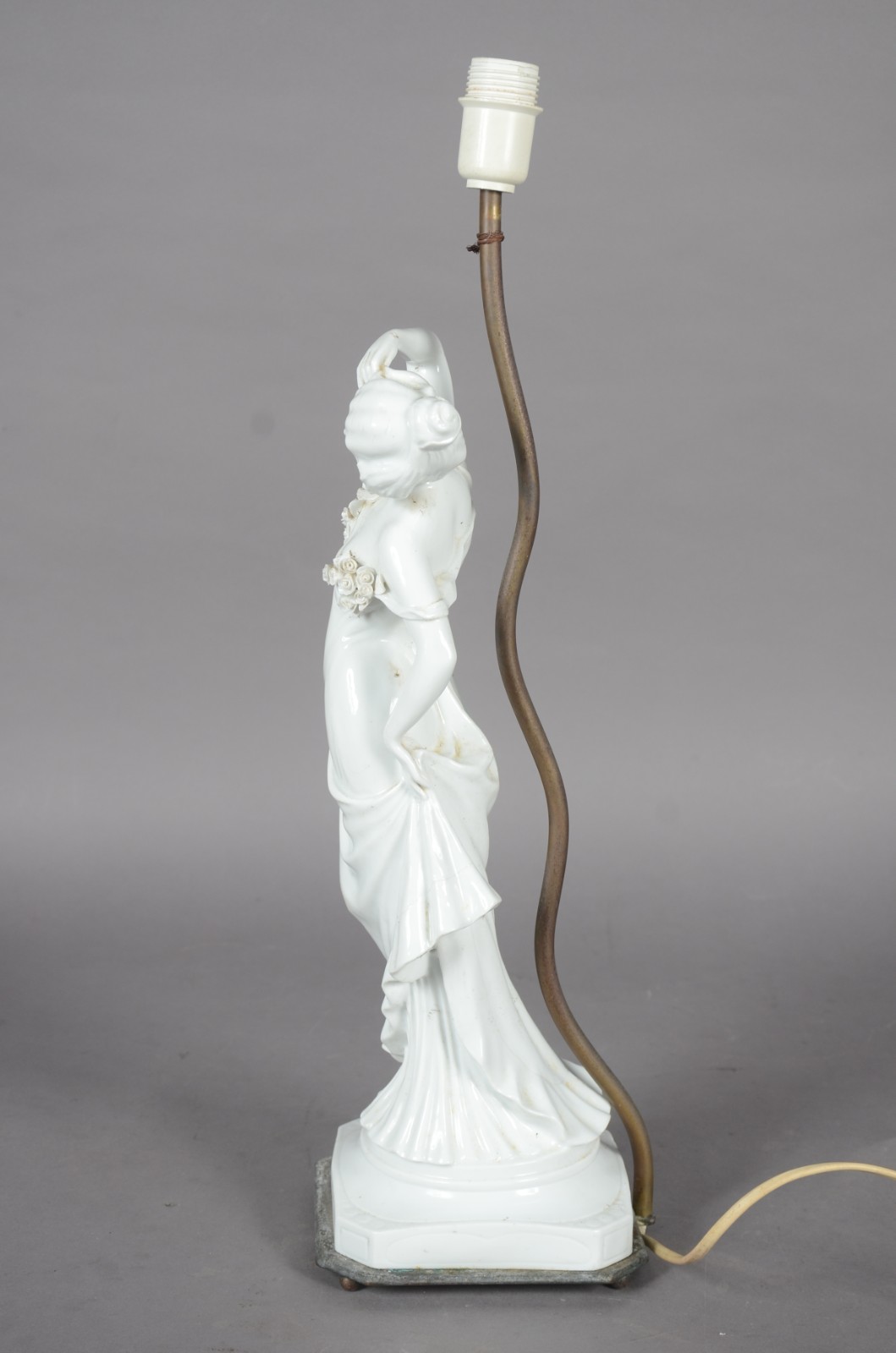 Abatjour de porcelana branca na forma de figura feminina com flores... - foto 6 de 10