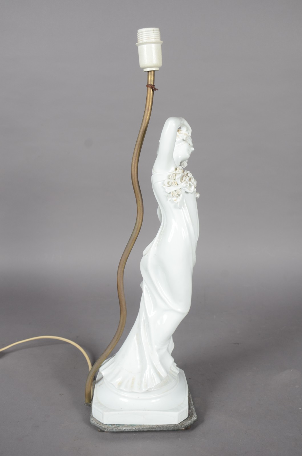 Abatjour de porcelana branca na forma de figura feminina com flores... - foto 7 de 10