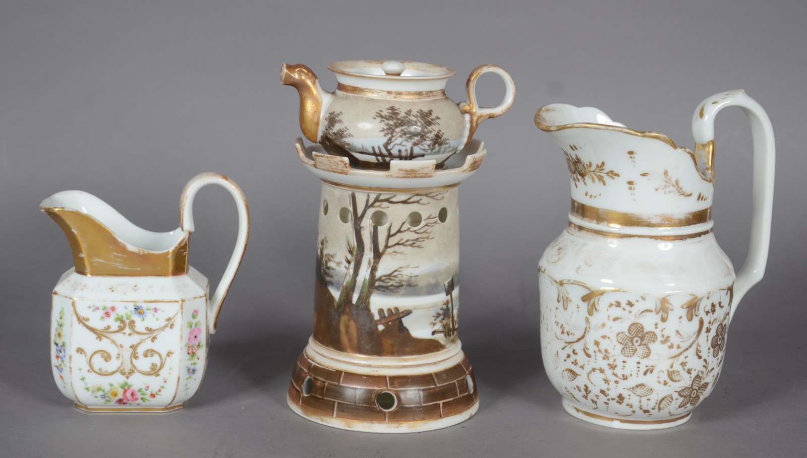 Três peças diversas de porcelana, sendo: bule, leiteira e Veillense... - foto 1 de 11