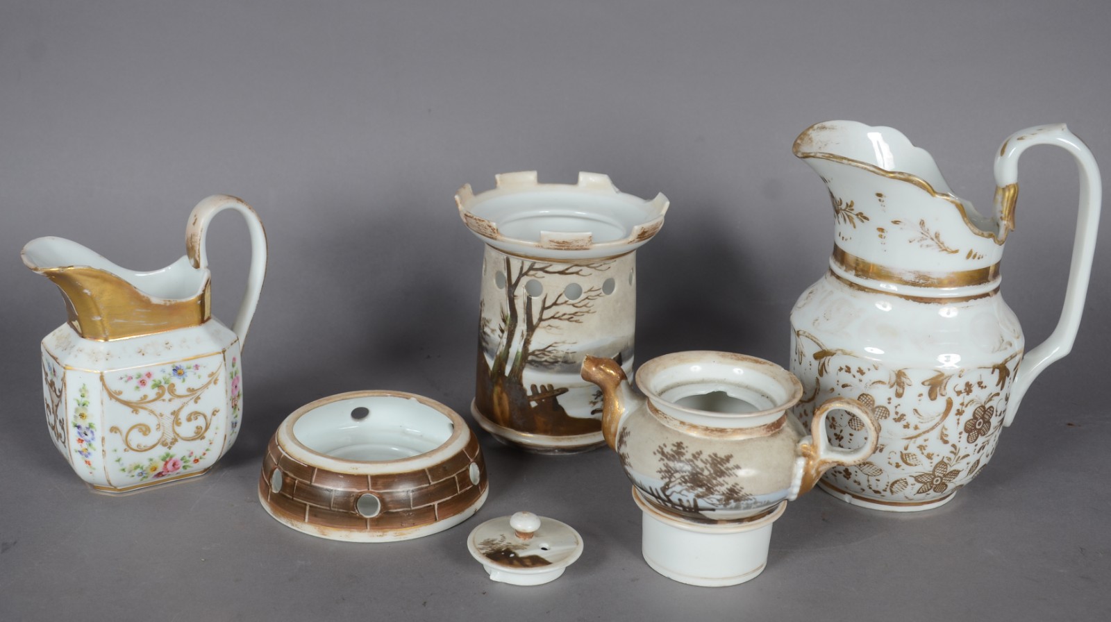 Três peças diversas de porcelana, sendo: bule, leiteira e Veillense... - foto 2 de 11