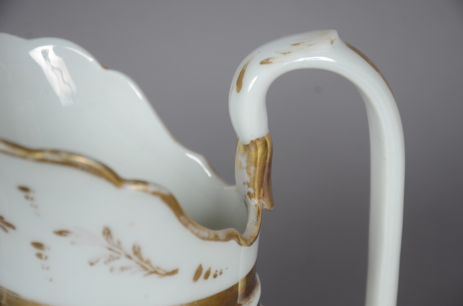 Três peças diversas de porcelana, sendo: bule, leiteira e Veillense... - foto 3 de 11