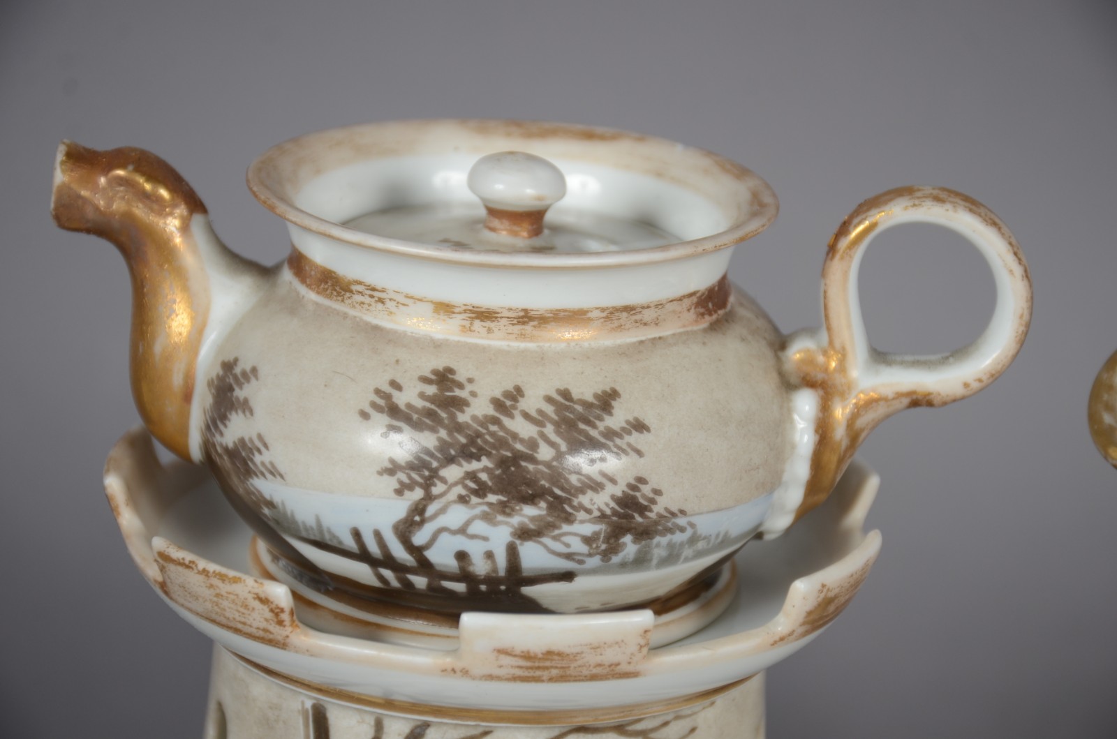 Três peças diversas de porcelana, sendo: bule, leiteira e Veillense... - foto 4 de 11