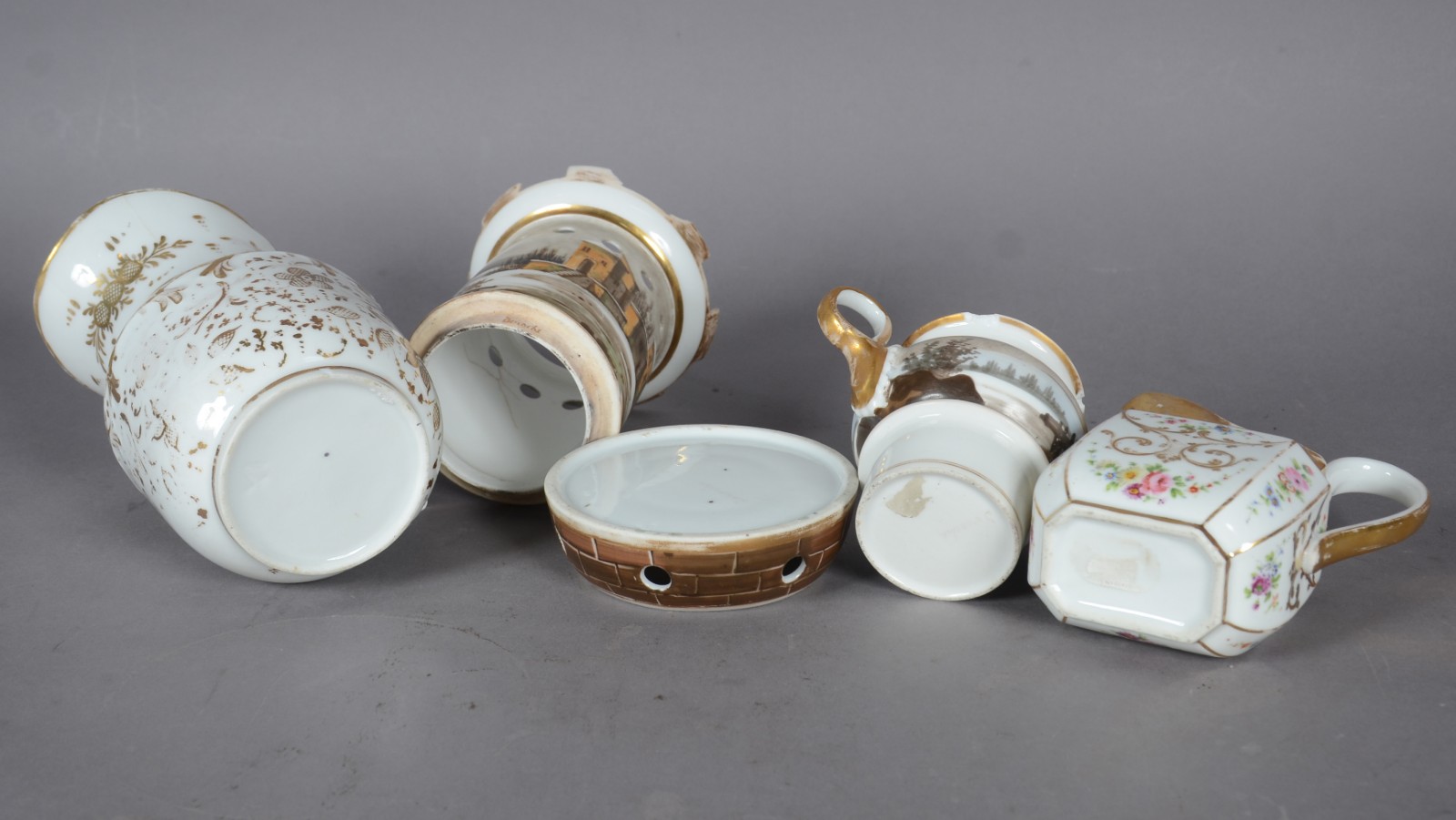 Três peças diversas de porcelana, sendo: bule, leiteira e Veillense... - foto 6 de 11