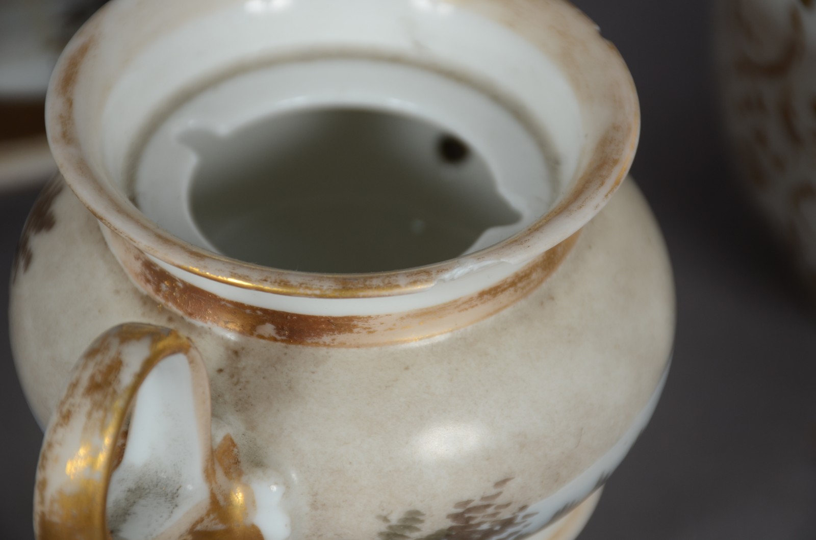 Três peças diversas de porcelana, sendo: bule, leiteira e Veillense... - foto 8 de 11