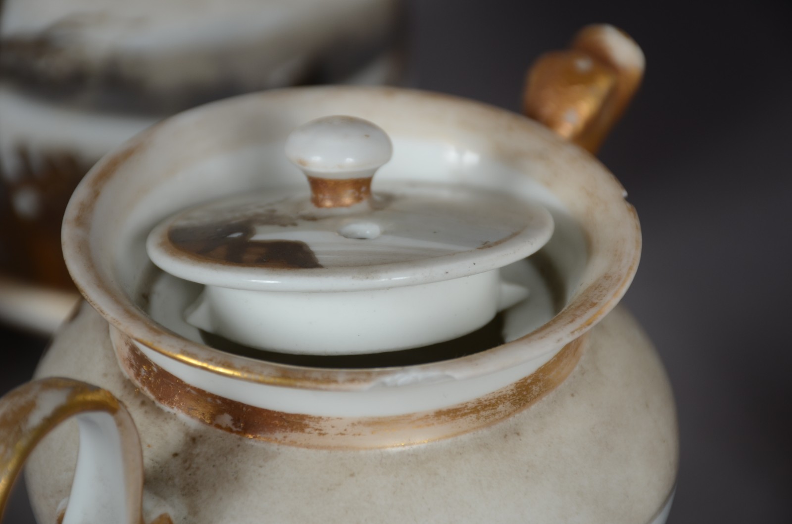 Três peças diversas de porcelana, sendo: bule, leiteira e Veillense... - foto 9 de 11
