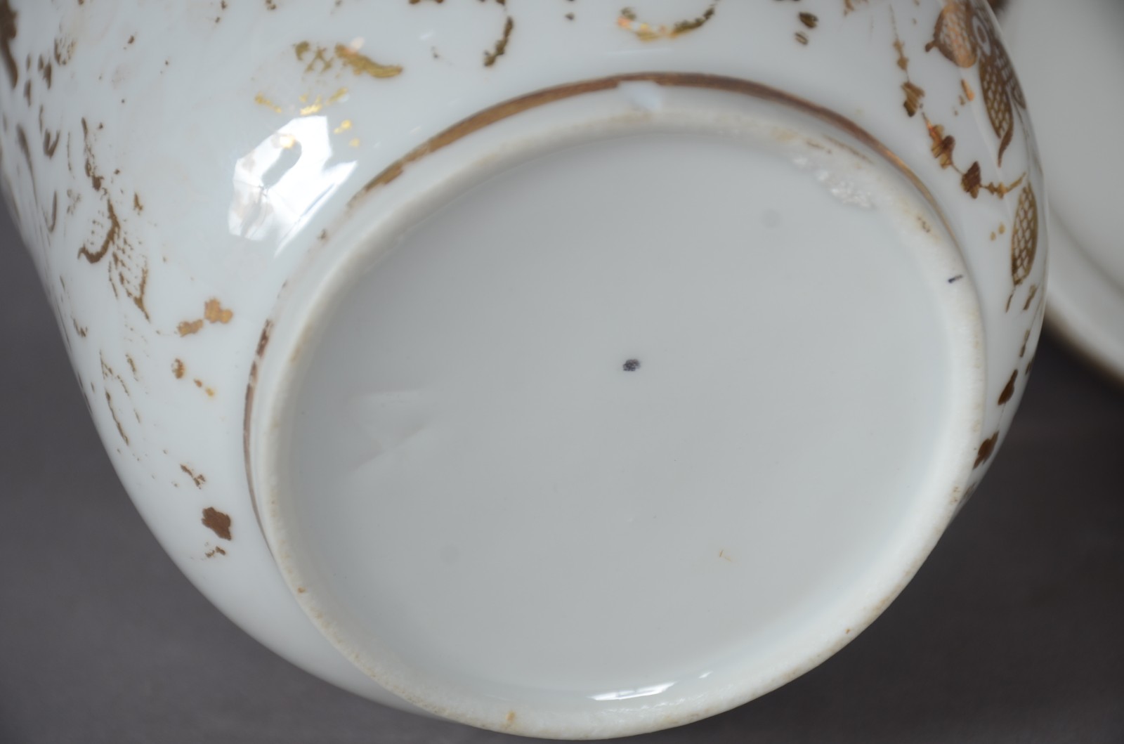 Três peças diversas de porcelana, sendo: bule, leiteira e Veillense... - foto 10 de 11