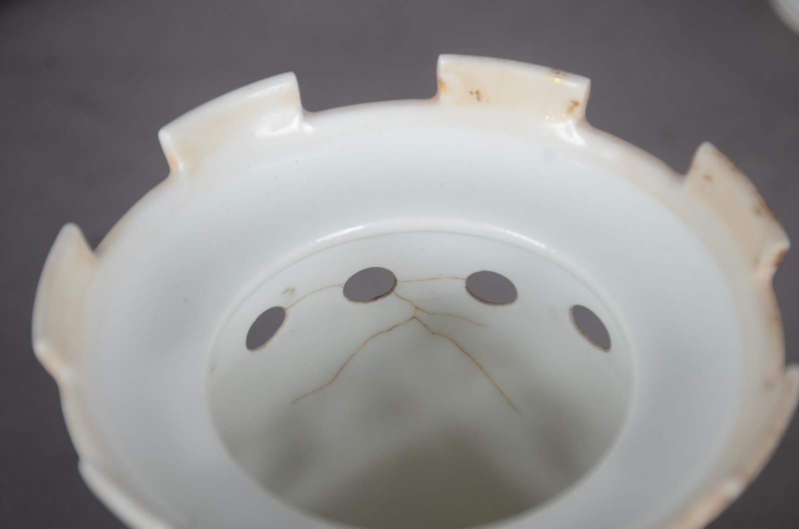 Três peças diversas de porcelana, sendo: bule, leiteira e Veillense... - foto 11 de 11