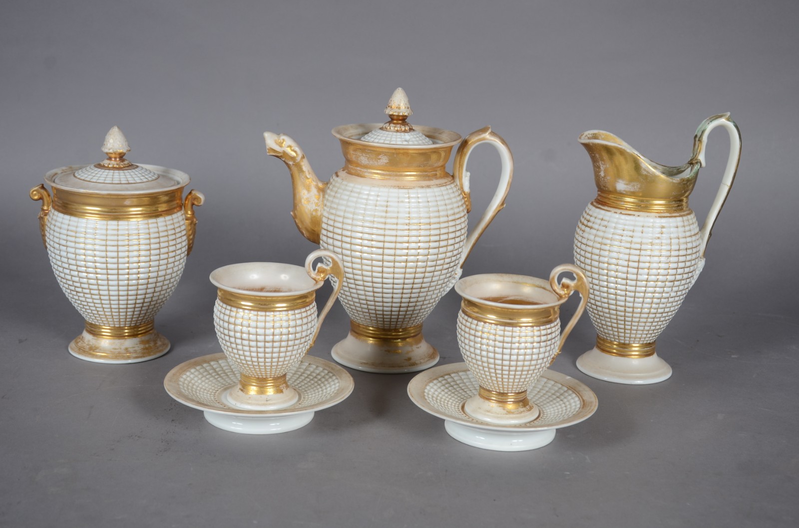Serviço de chá de porcelana branca com detalhes dourados composto de... - foto 1 de 11