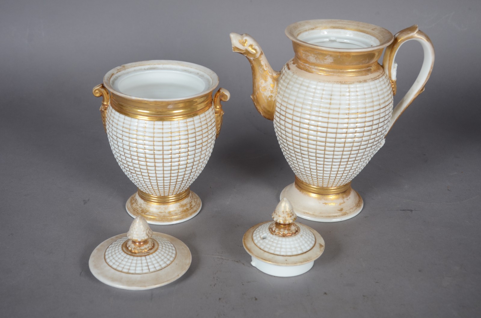 Serviço de chá de porcelana branca com detalhes dourados composto de... - foto 2 de 11