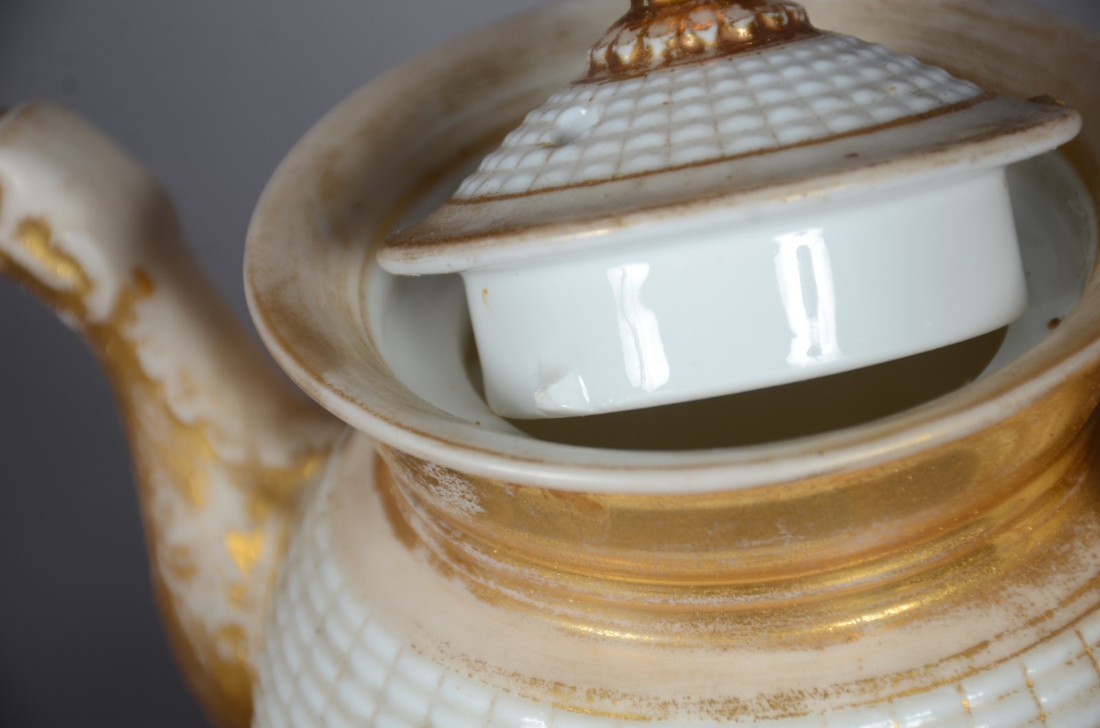 Serviço de chá de porcelana branca com detalhes dourados composto de... - foto 3 de 11