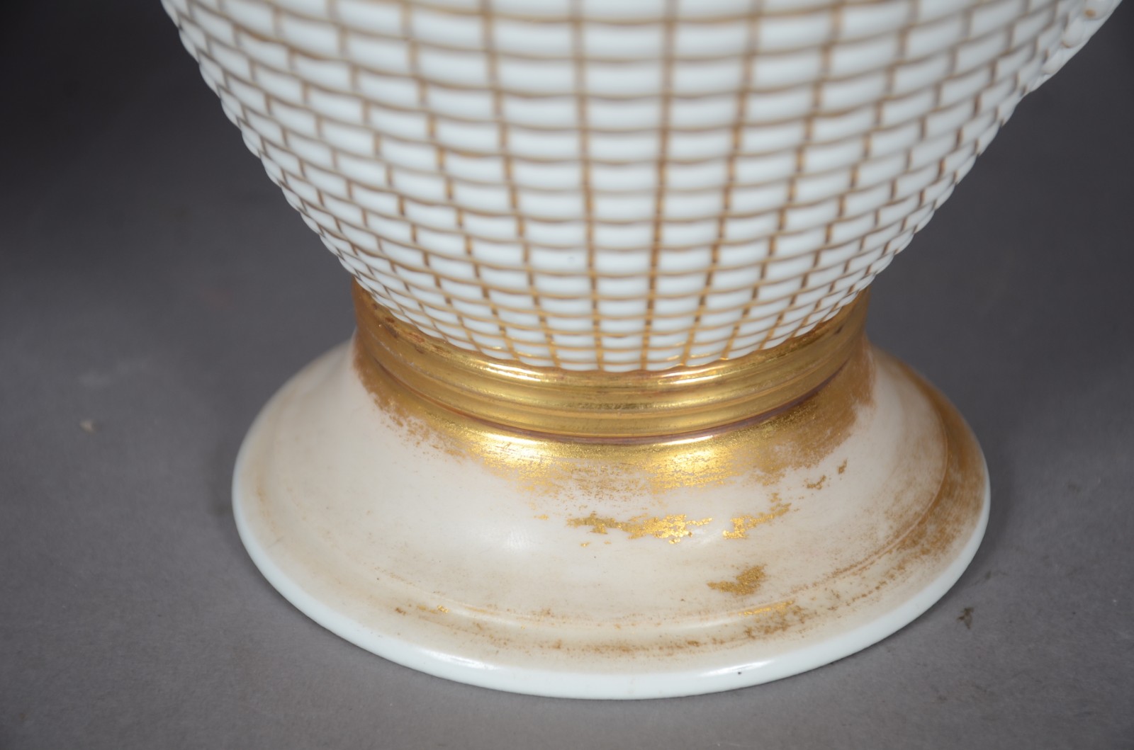 Serviço de chá de porcelana branca com detalhes dourados composto de... - foto 4 de 11