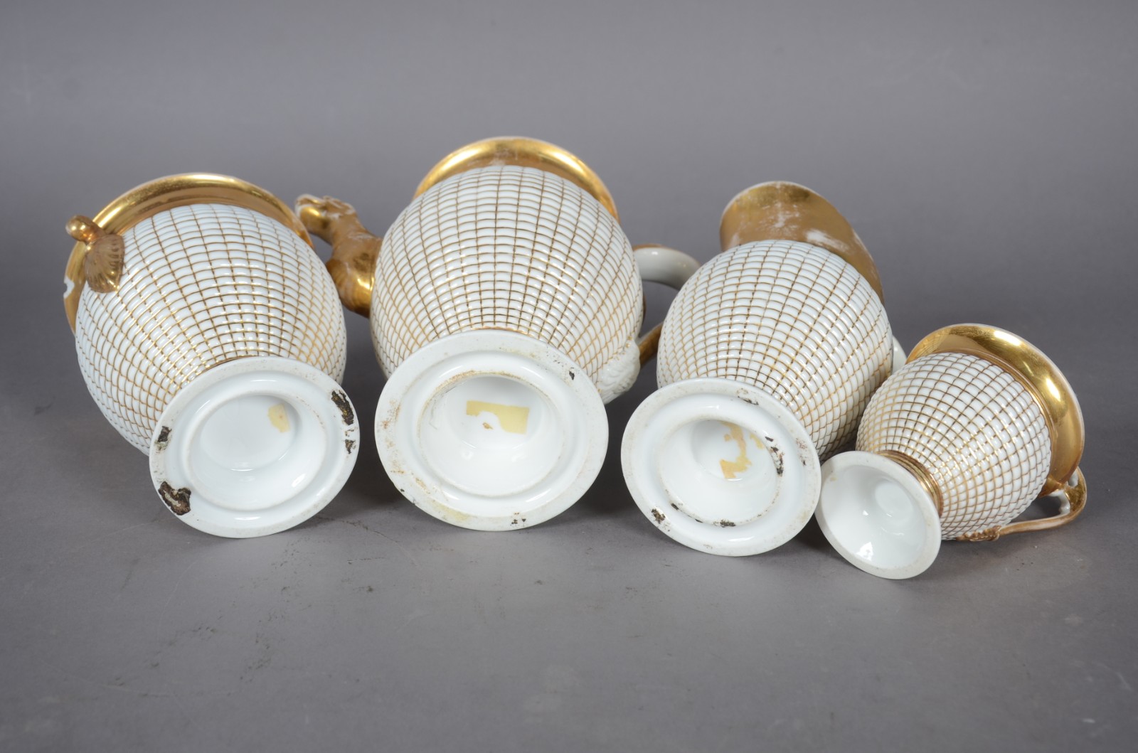 Serviço de chá de porcelana branca com detalhes dourados composto de... - foto 5 de 11