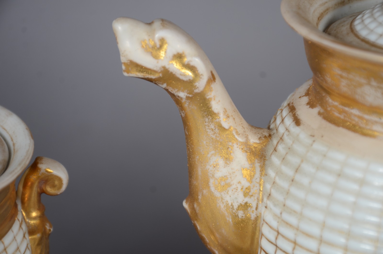 Serviço de chá de porcelana branca com detalhes dourados composto de... - foto 6 de 11