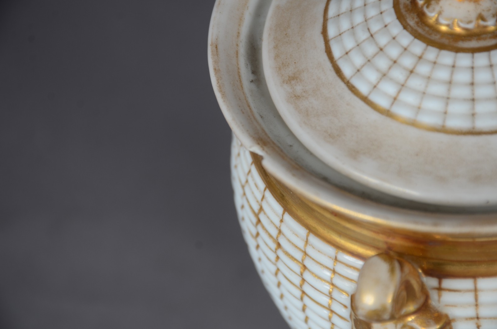 Serviço de chá de porcelana branca com detalhes dourados composto de... - foto 7 de 11