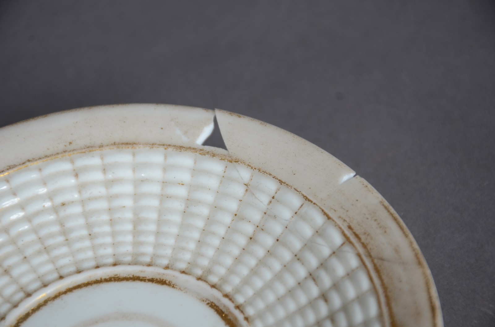 Serviço de chá de porcelana branca com detalhes dourados composto de... - foto 8 de 11