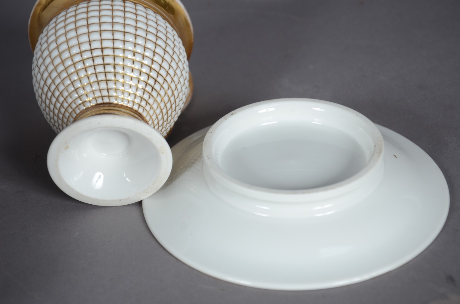 Serviço de chá de porcelana branca com detalhes dourados composto de... - foto 9 de 11