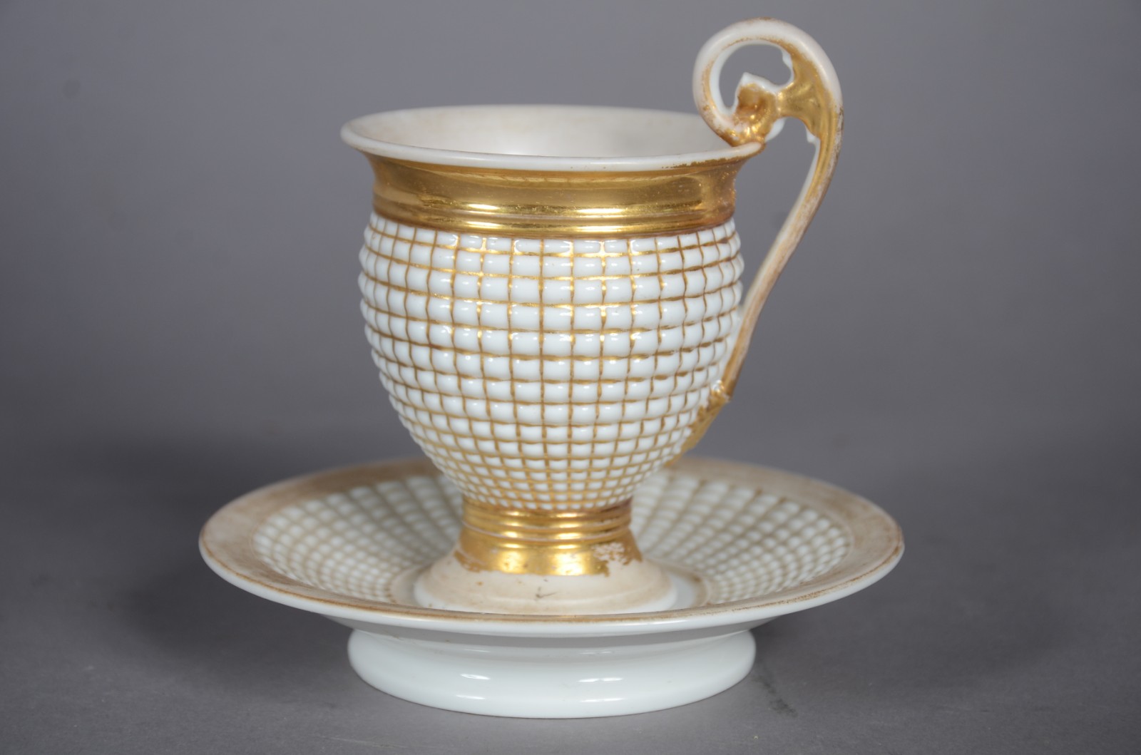 Serviço de chá de porcelana branca com detalhes dourados composto de... - foto 10 de 11