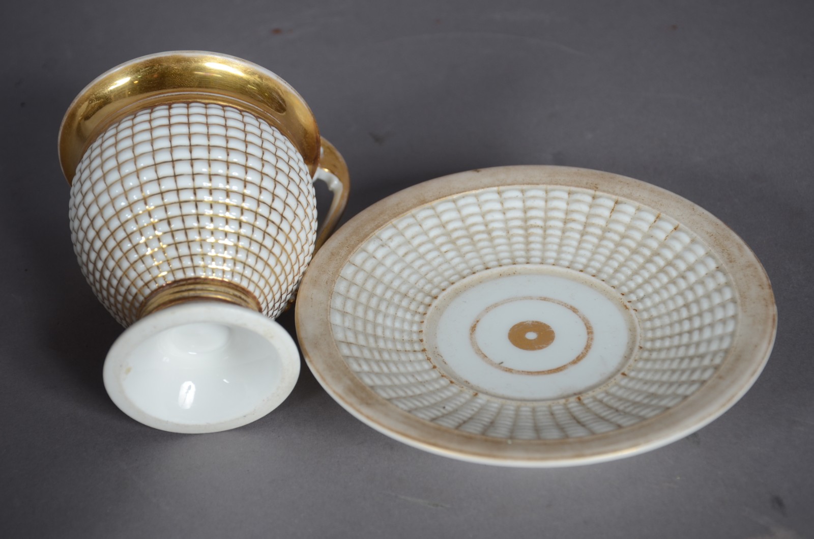 Serviço de chá de porcelana branca com detalhes dourados composto de... - foto 11 de 11
