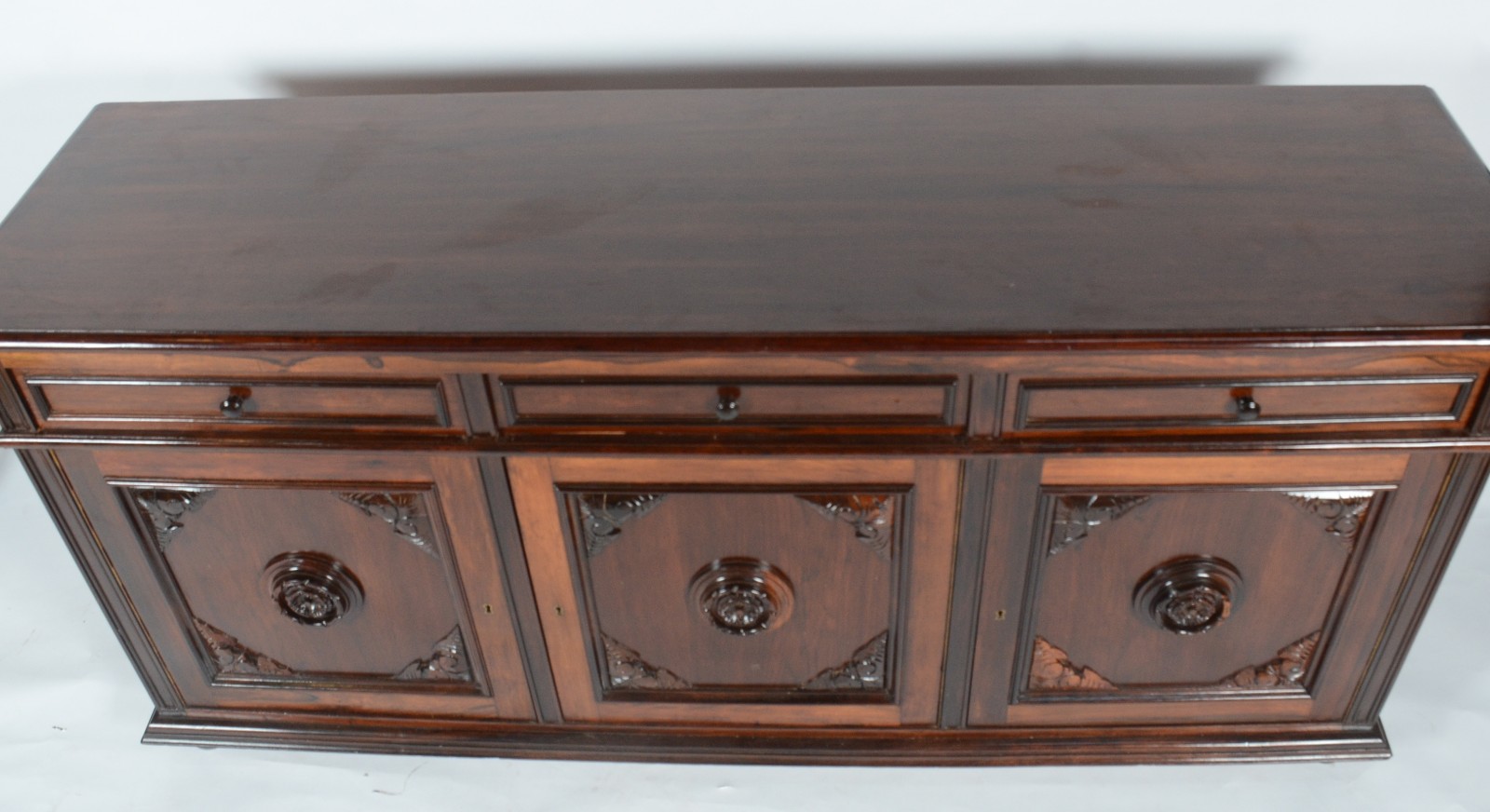 Buffet de madeira nobre com 3 portas e 3 gavetas almofadadas... - foto 4 de 8