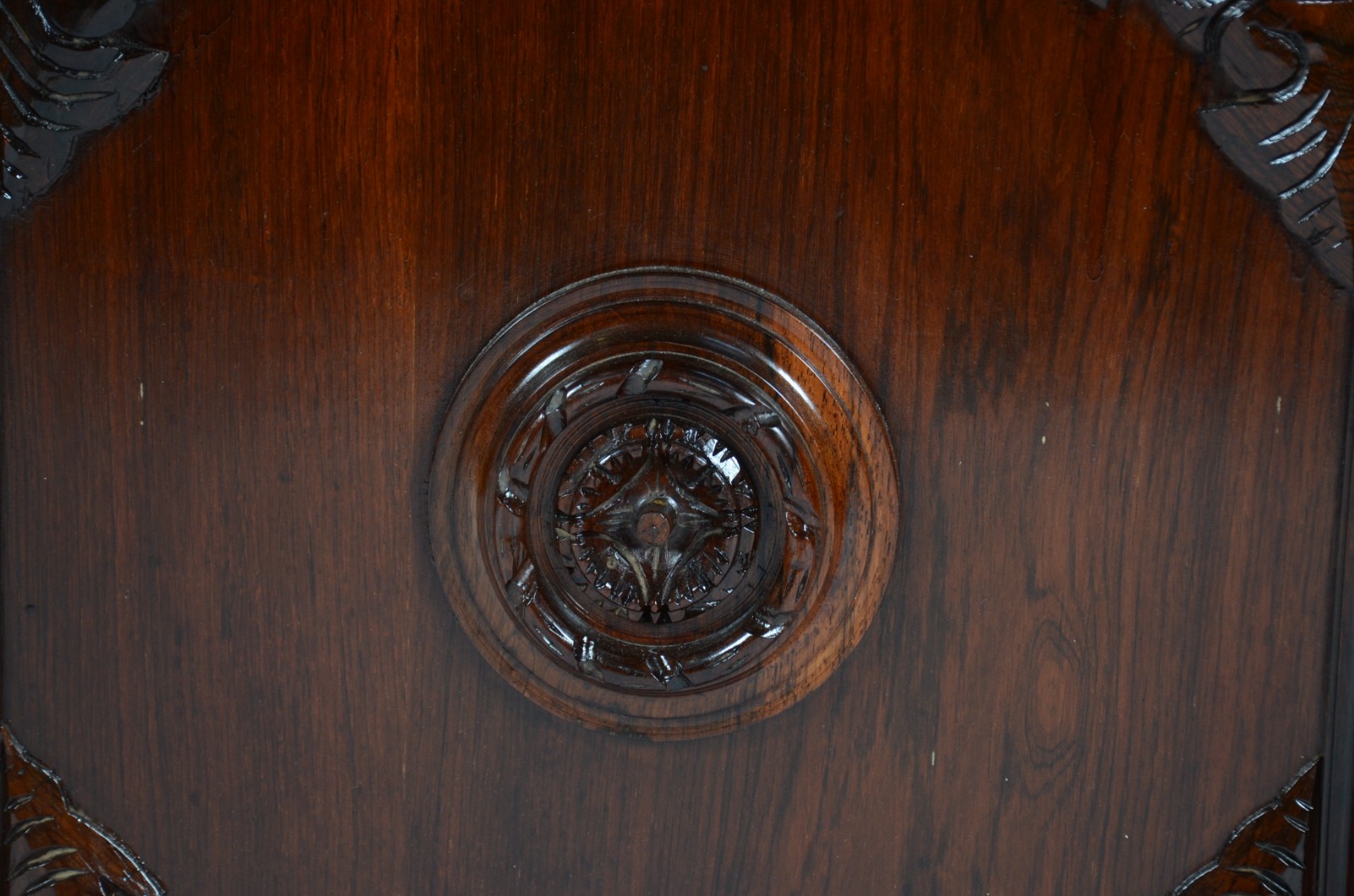 Buffet de madeira nobre com 3 portas e 3 gavetas almofadadas... - foto 5 de 8