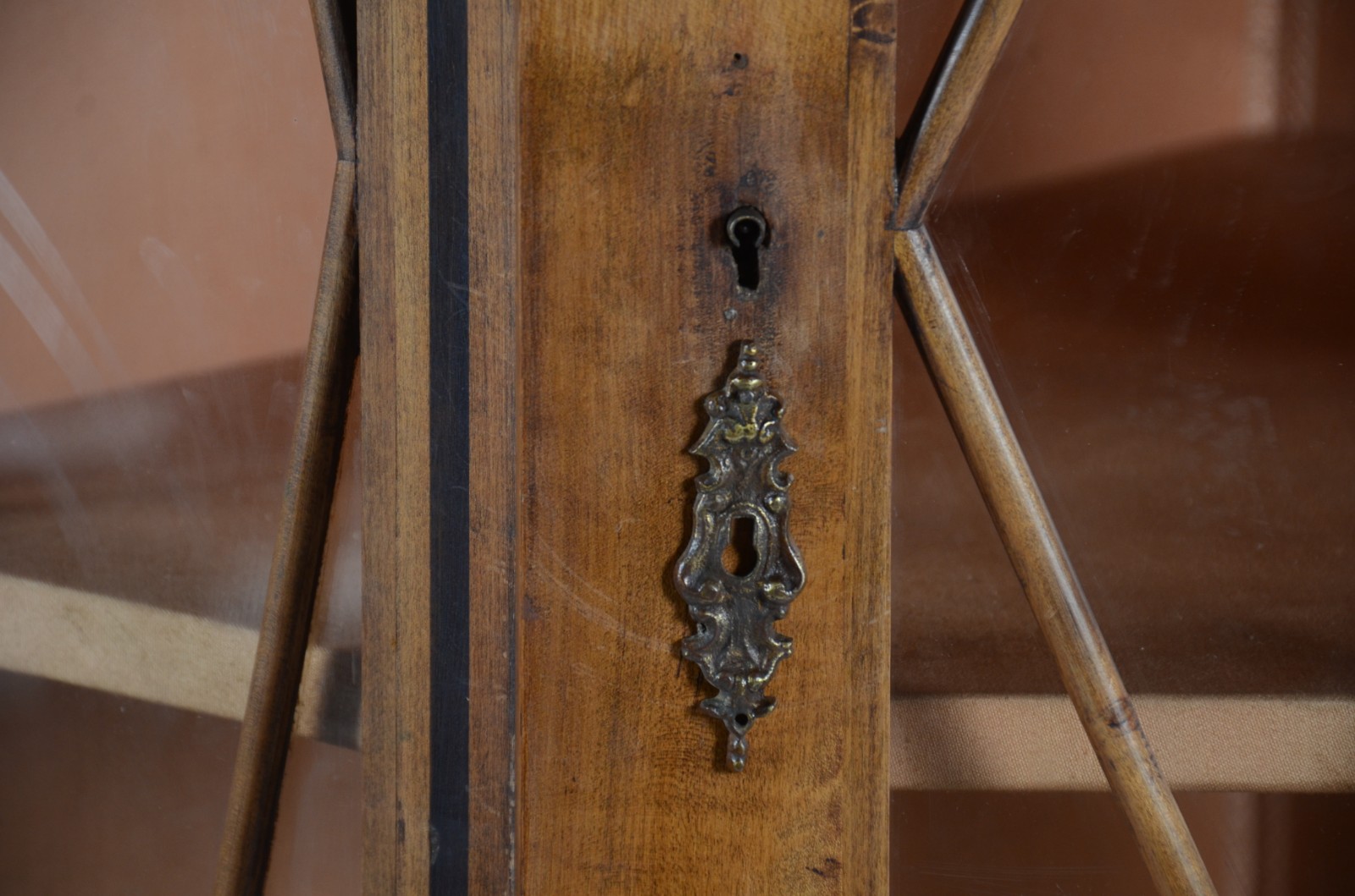 Móvel cristaleira de canto de madeira nobre, parte superior com porta... - foto 5 de 7