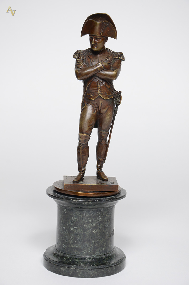 Escultura de bronze representando Napoleão sobre coluna de mármore... - foto 1 de 3