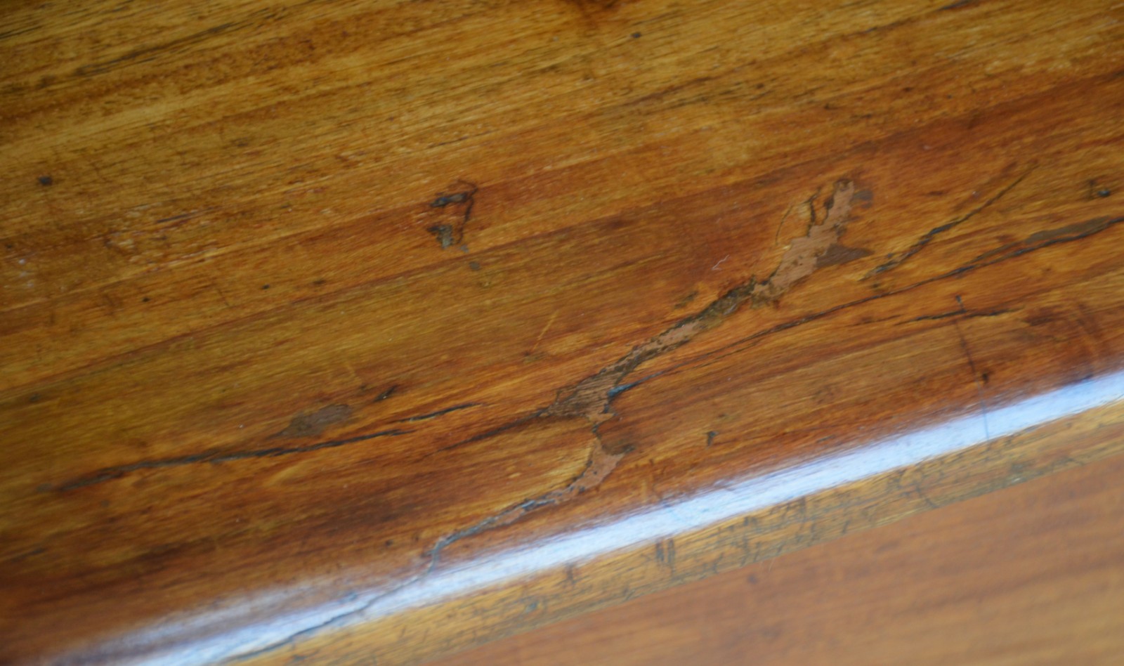 Belíssima mesa de encostar de madeira nobre, caixa retangular com uma... - foto 5 de 10