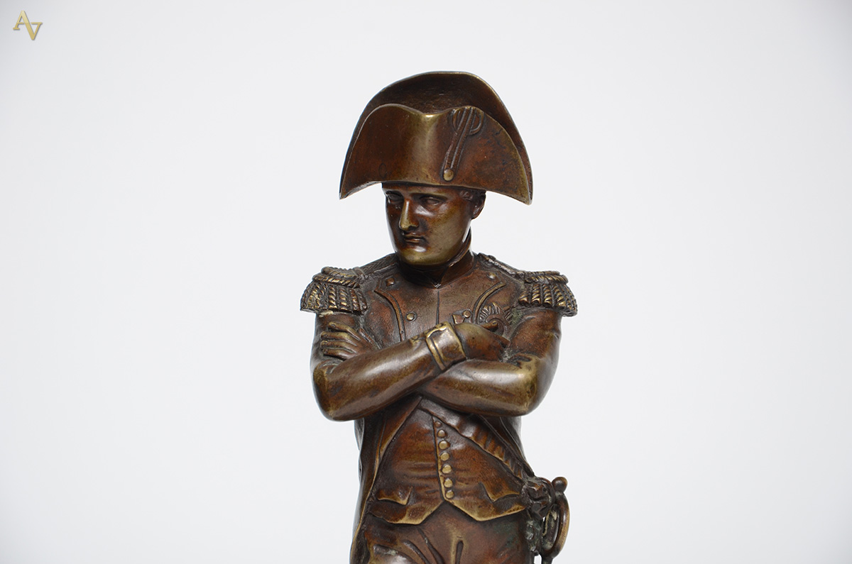 Escultura de bronze representando Napoleão sobre coluna de mármore... - foto 2 de 3