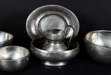 Seis peças de  estanho martelado italiano compo... - Seis peças de  estanho martelado italiano composto de : 3 bowls, travessa e  jarro com bacia ( Marcas na base e pequenos amassados ) Medida da b...