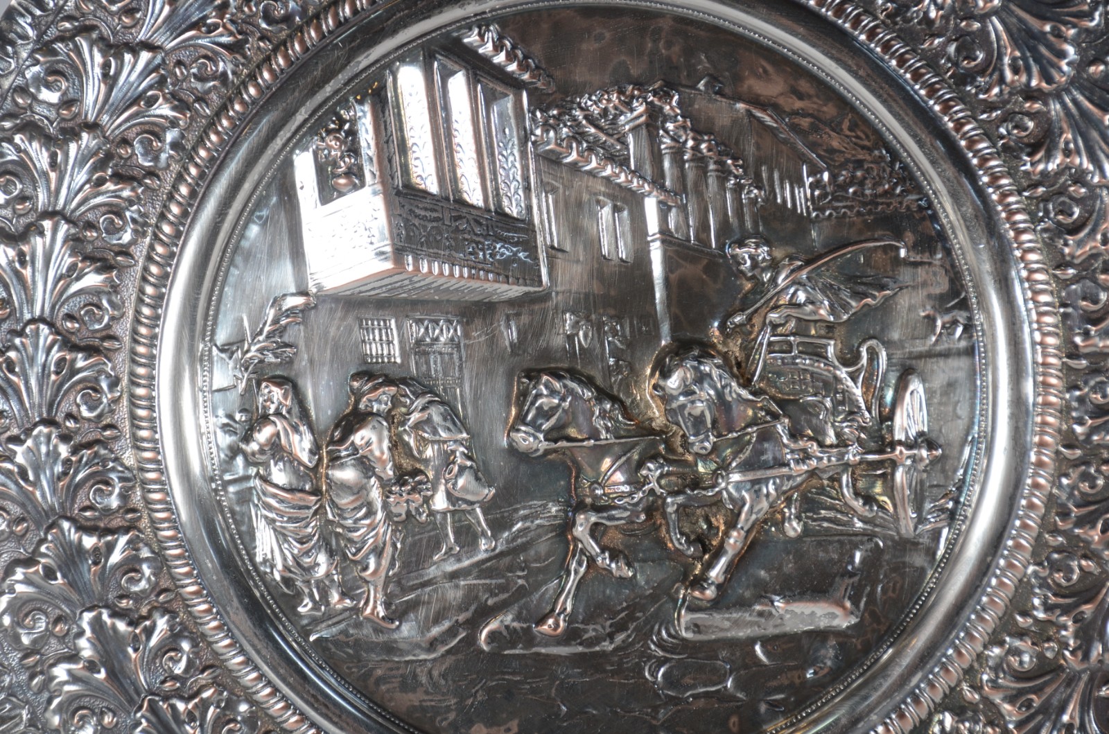 Três medalhões de metal com trabalhos em relevo. - foto 3 de 9