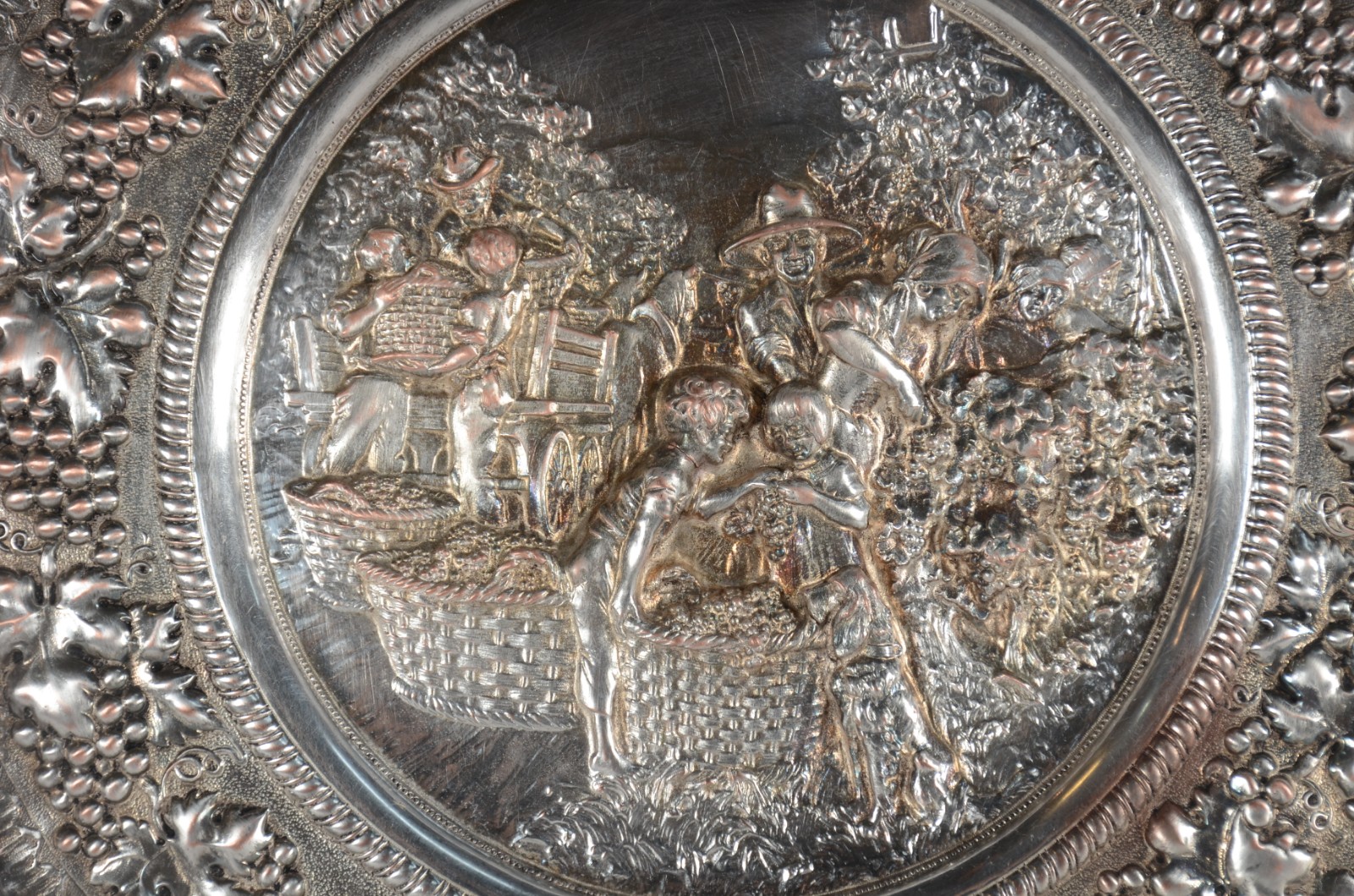 Três medalhões de metal com trabalhos em relevo. - foto 4 de 9