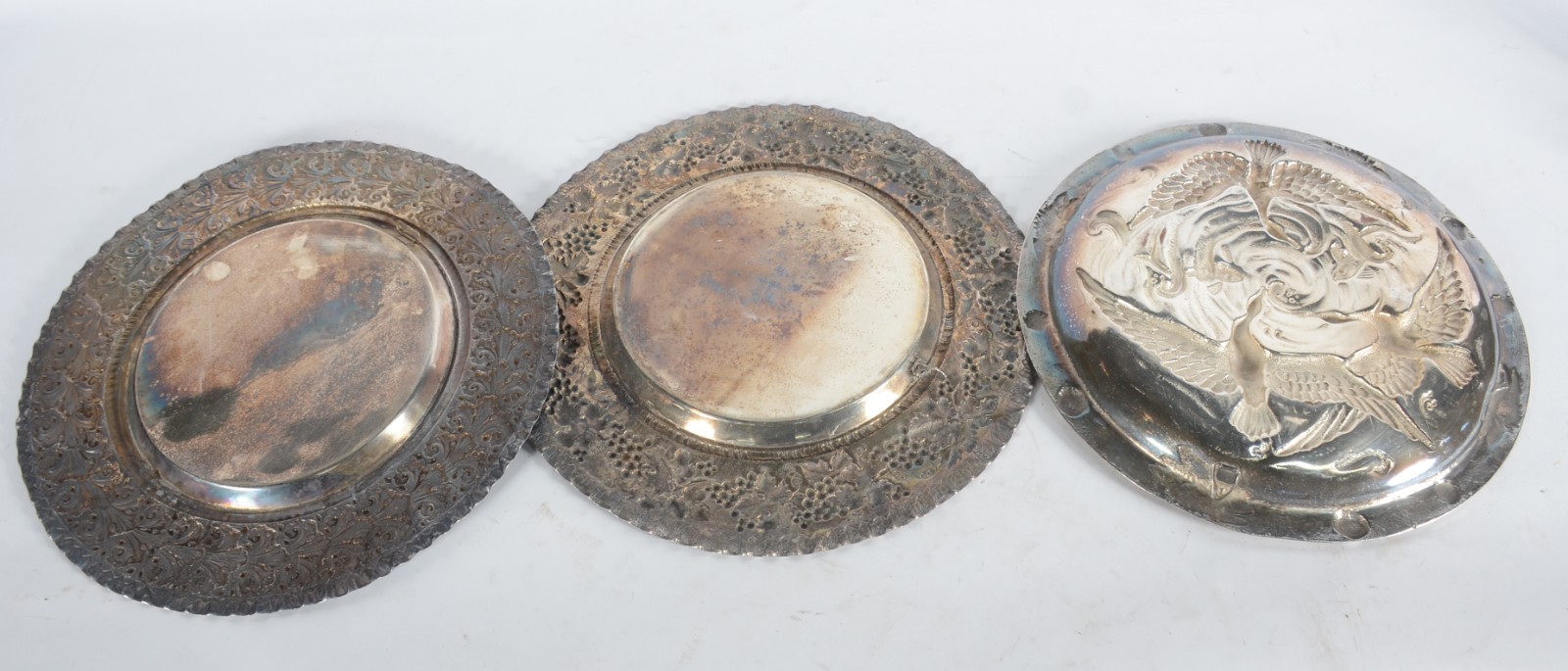 Três medalhões de metal com trabalhos em relevo. - foto 5 de 9