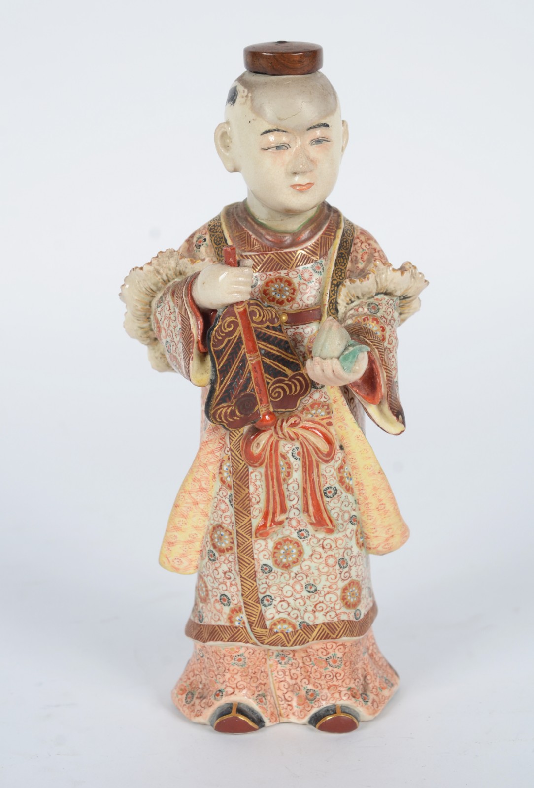 Escultura de porcelana policromada com abano e pêssego, chapéu em... - foto 1 de 11