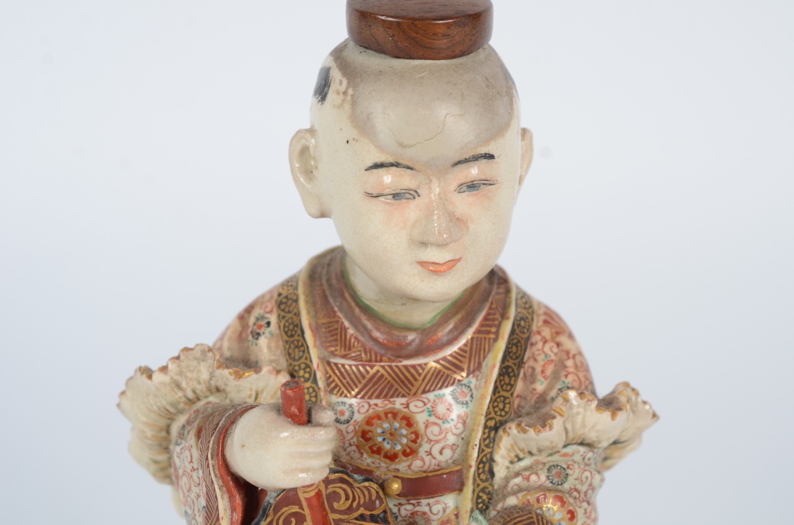 Escultura de porcelana policromada com abano e pêssego, chapéu em... - foto 2 de 11