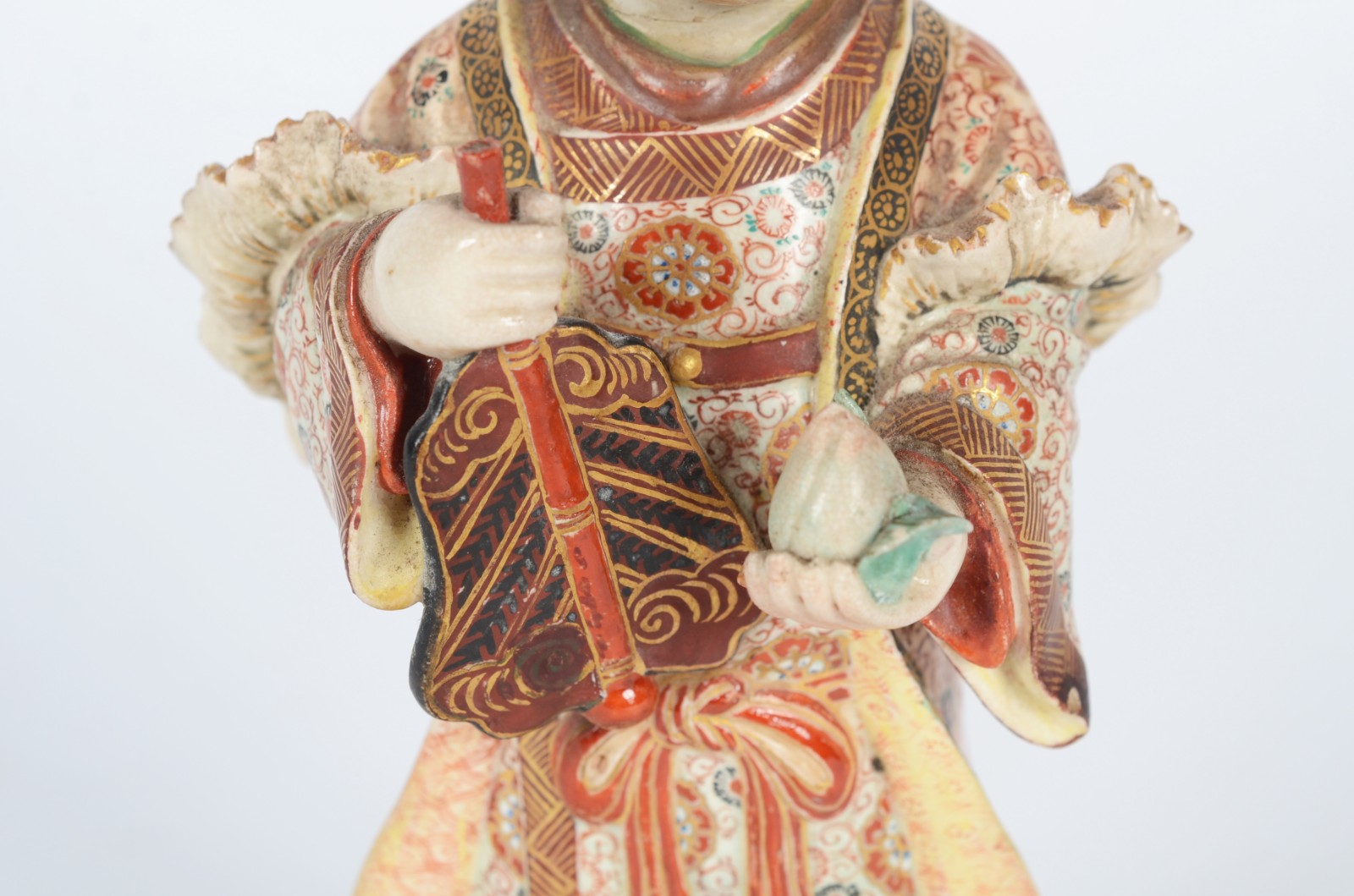 Escultura de porcelana policromada com abano e pêssego, chapéu em... - foto 3 de 11