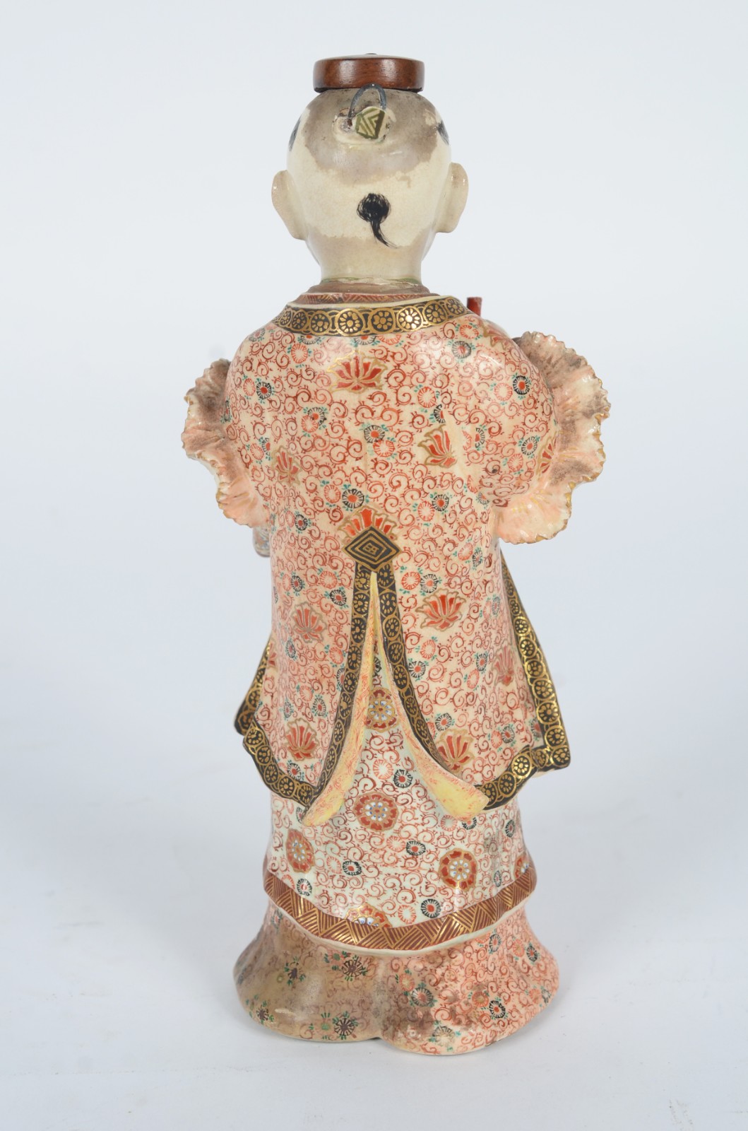Escultura de porcelana policromada com abano e pêssego, chapéu em... - foto 4 de 11