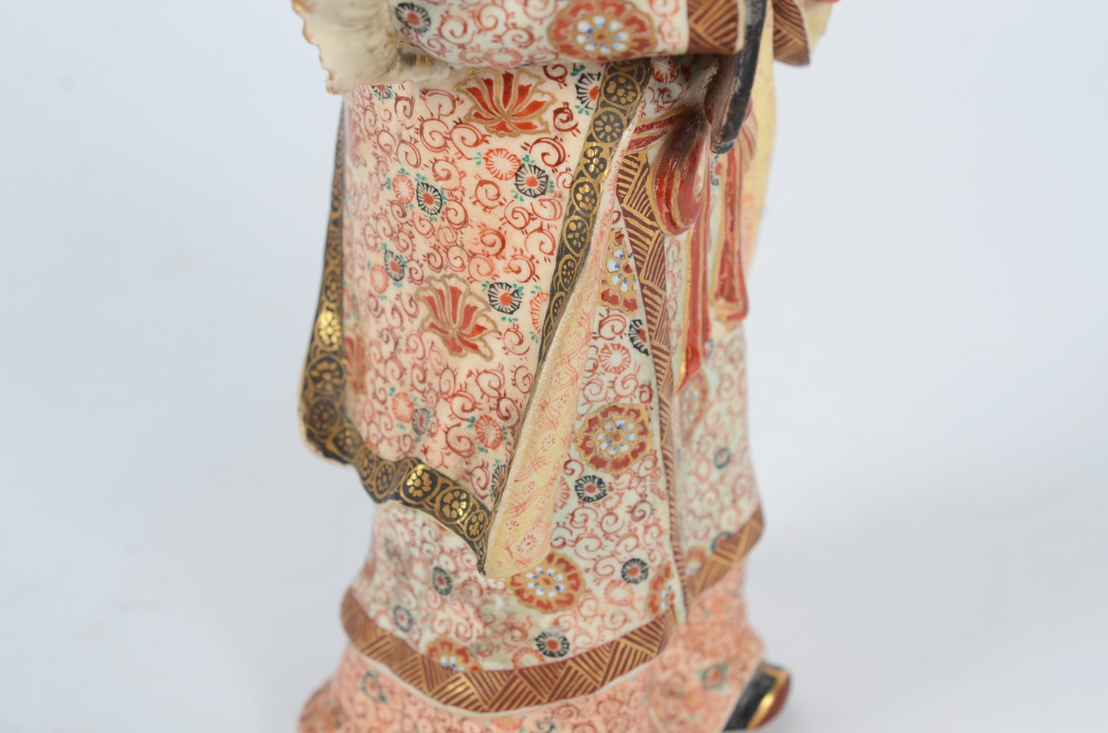 Escultura de porcelana policromada com abano e pêssego, chapéu em... - foto 5 de 11